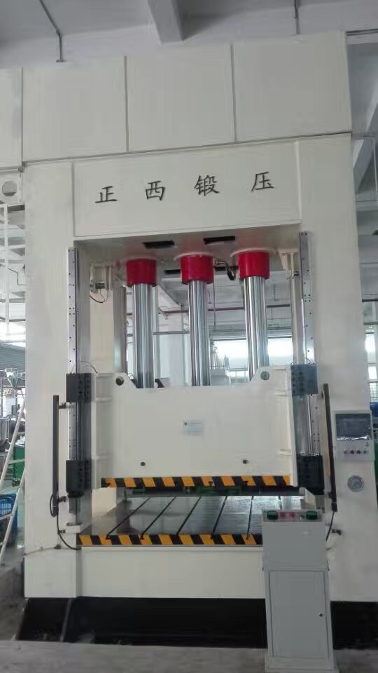 此批設(shè)備為重慶客戶一次性向我公司訂購的機器，在所有公司員工的努力下，我們在規(guī)定的時間內(nèi)向客戶交貨并調(diào)試完成。