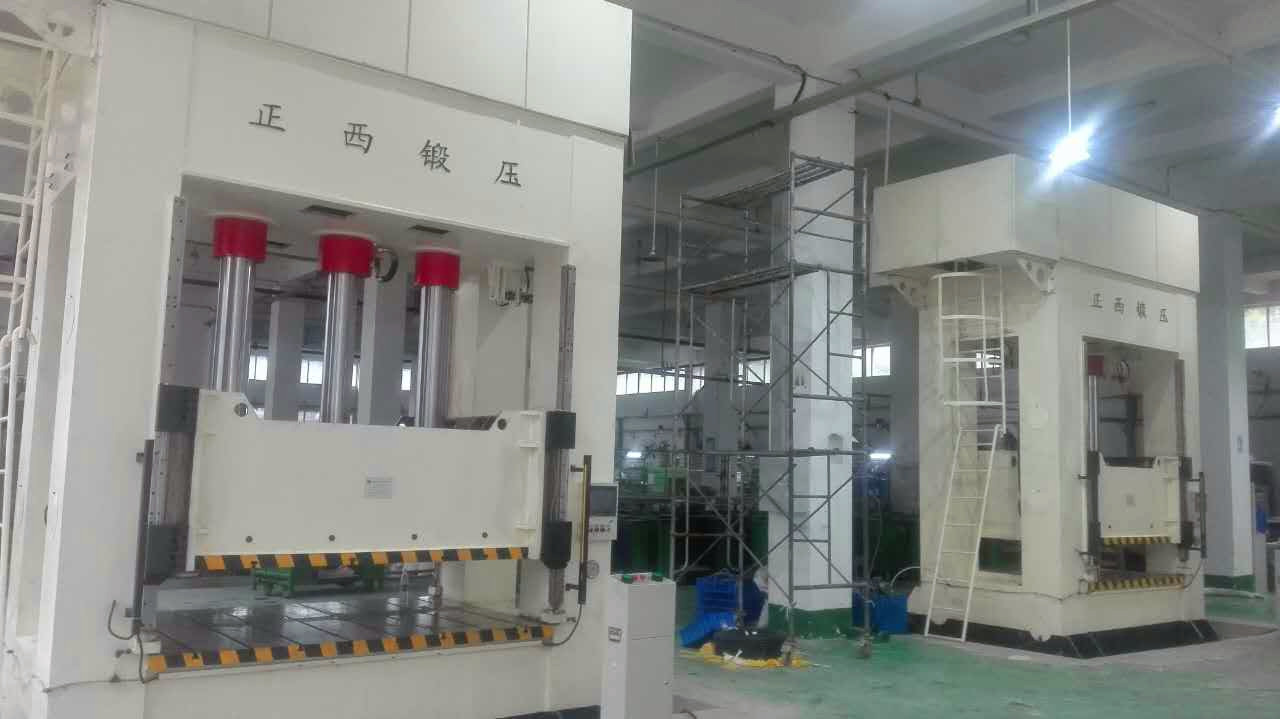 此批設(shè)備為重慶客戶一次性向我公司訂購的機器，在所有公司員工的努力下，我們在規(guī)定的時間內(nèi)向客戶交貨并調(diào)試完成。