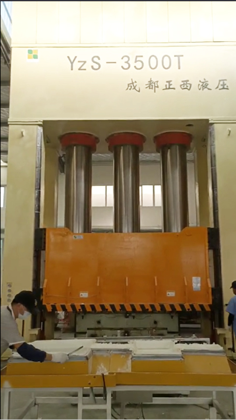 山東淄博液壓機(jī)需求客戶定制的3500噸框架液壓機(jī)圓滿交貨了，祝賀！